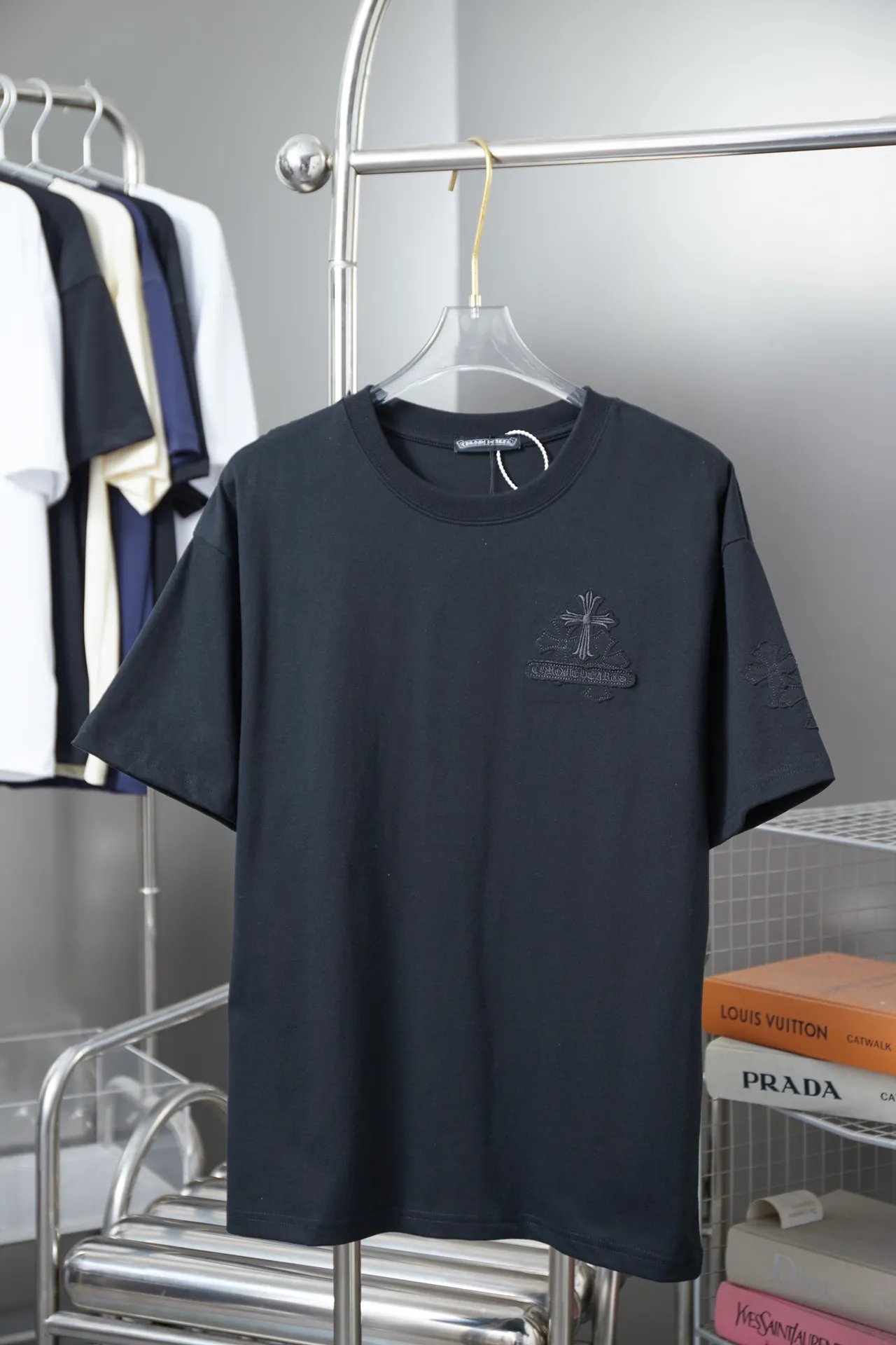 🅿️220 Ch*ome Hearte 25SS early spring new style, appliqué embroidered heart cross short sleeves, light luxury, essential item for daily commuting for men and women, correct version, welcome to compare, detailed features · 320g 100% pure cotton double yarn jersey fabric · Custom dyed in the same vat, special thickened 32 pieces double-strand 1X1 thread · Imported Tajima machine embroidery tatami embroidery ➕This cloth patch embroidery · Collar, cuffs, and hem are hand-frayed · Double-needle stitching across seams · Original main mark, washed tag, branded moisture-proof paper packaging Color: Black/White/Pink Size: S/M/L/XL